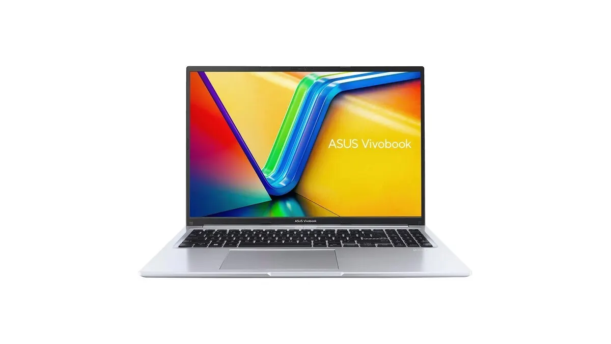 Das Asus Vivobook 16 M1605 vor weißem Hintergrund.