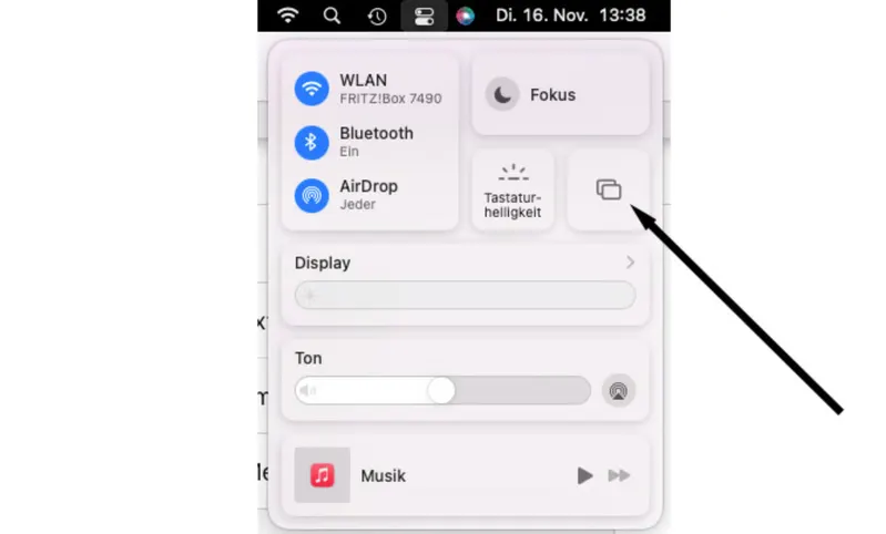 Auf dem Bildschirm sind WLAN-, Bluetooth- und AirDrop-Einstellungen, Fokus, Helligkeit, Display, Ton und Musik zu sehen. Ein Pfeil zeigt auf ein Symbol.