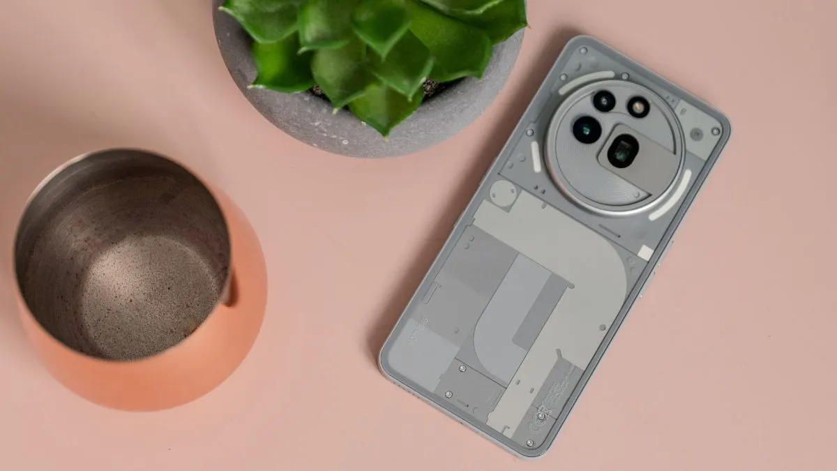 Das Nothing Phone (3a) Pro liegt mit der Rückseite nach oben auf einem Tisch.