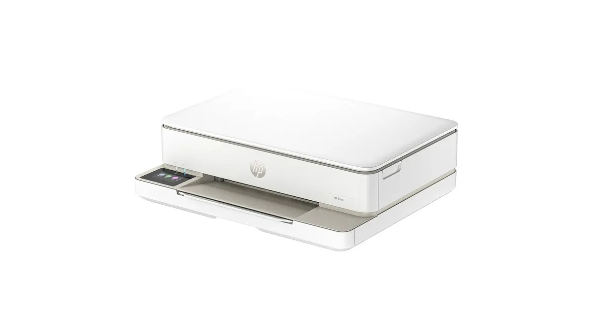 Ein weißer Drucker steht auf einer weißen Oberfläche. Der Drucker hat ein Bedienfeld mit mehreren Tasten.