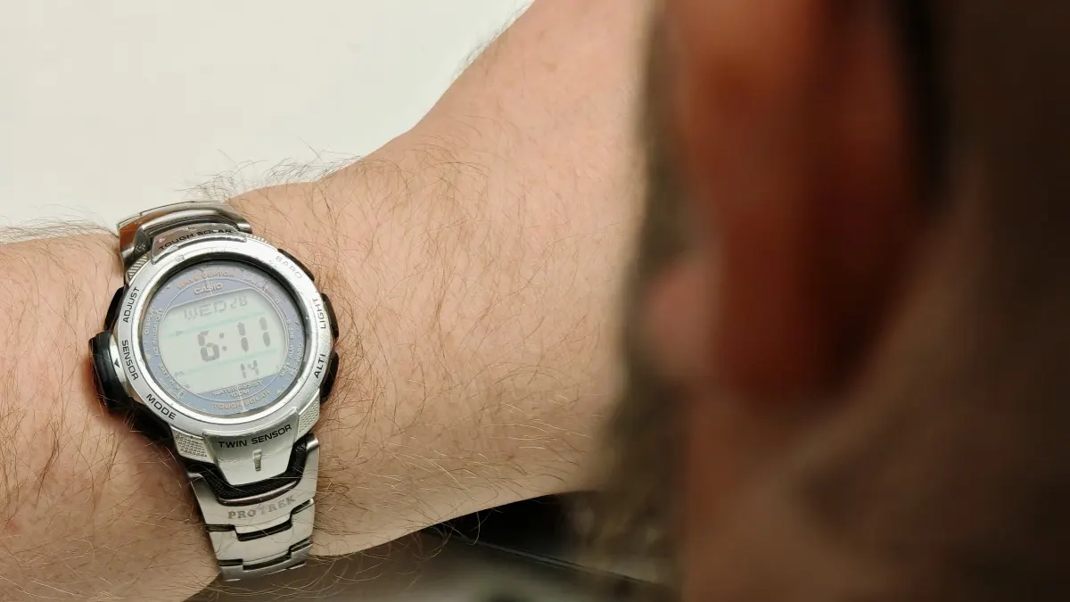 Andreas schaut auf seine Casio-Pro-Trek-Armbanduhr.