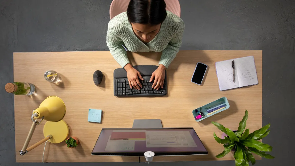 Logitech Wave Keys und Logitech Lift aus der Vogelperspektive.