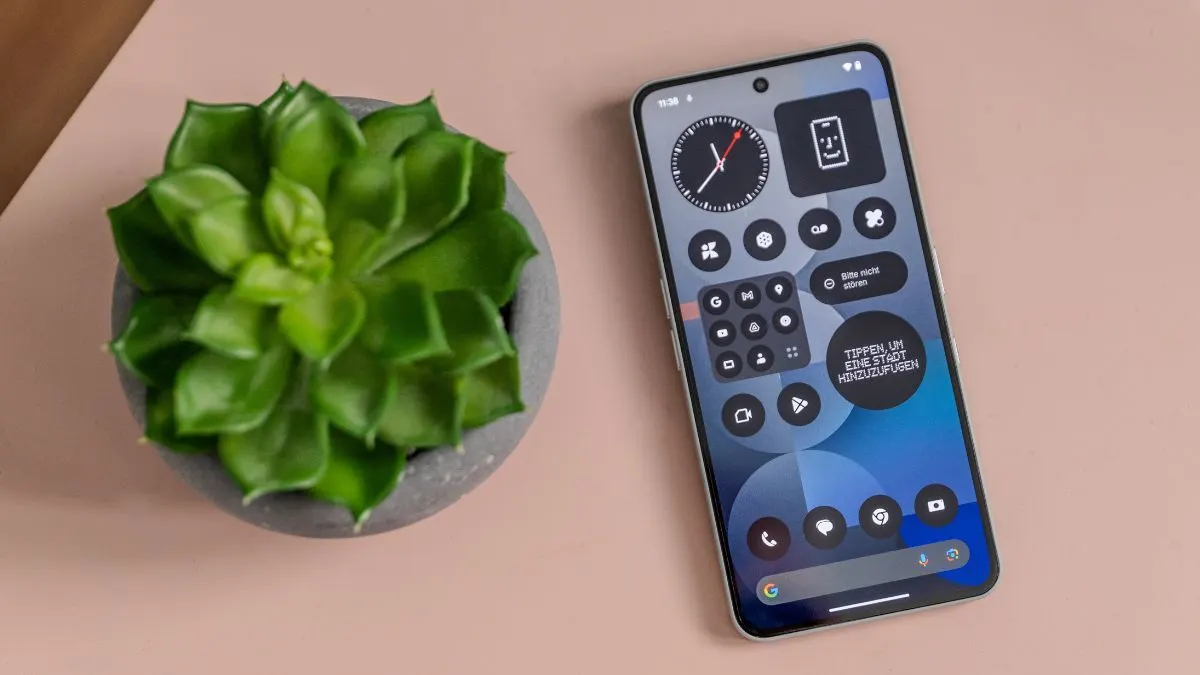 Das Nothing Phone (3a) Pro liegt mit dem Display nach oben auf einem Tisch.