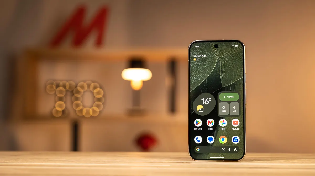 Das Google Pixel 11 Pro steht mit eingeschaltetem Display auf einem Tisch.