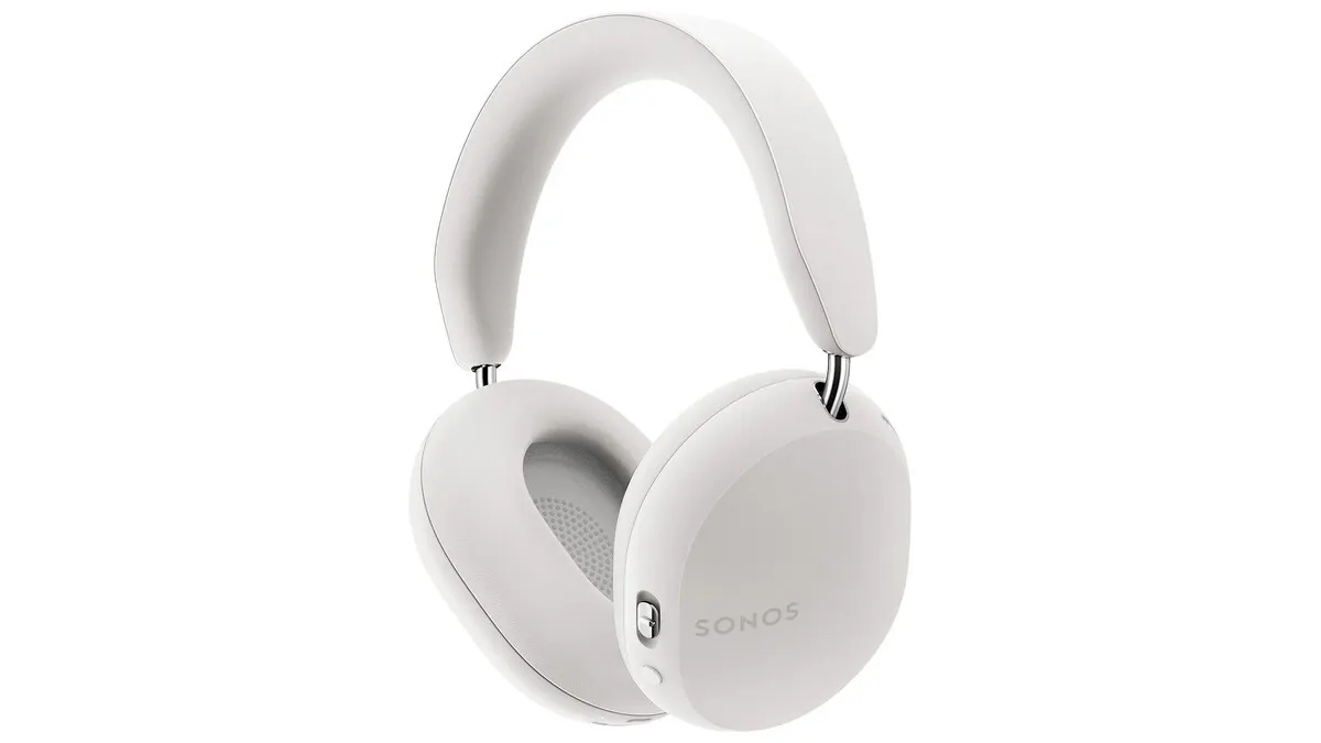 Die Sonos Ace Over-Ear-Kopfhörer vor weißem Hintergrund.