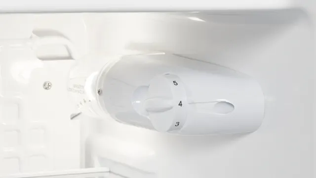 Εσωτερικό ενός λευκού ψυγείου με έλεγχο θερμοκρασίας ρυθμισμένο στο επίπεδο 4.