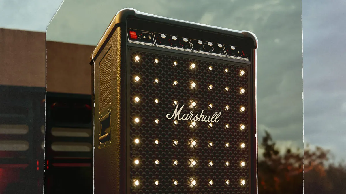 Der Party-Lautsprecher Marshall Bromley 750 steht mit weiß leuchtenden LEDs unter freiem Himmel.