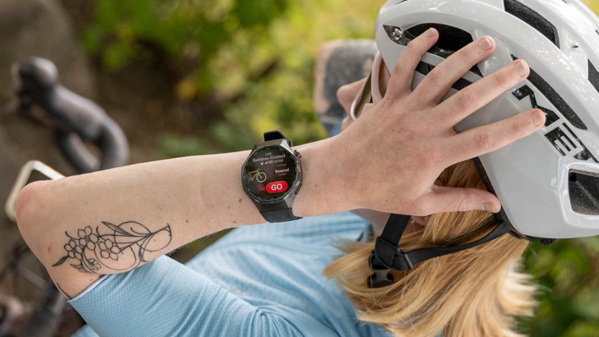 Franzi setzt ihren Fahrradhelm auf und trägt die Huawei Watch GT 6 Pro am linken Handgelenk.