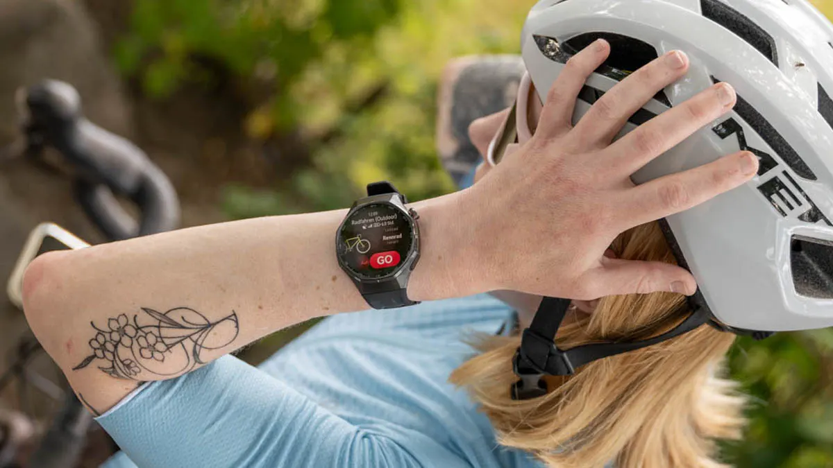 Franzi setzt ihren Fahrradhelm auf und trägt die Huawei Watch GT 6 Pro am linken Handgelenk.