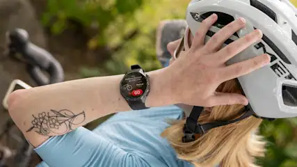 Franzi setzt ihren Fahrradhelm auf und trägt die Huawei Watch GT 6 Pro am linken Handgelenk.