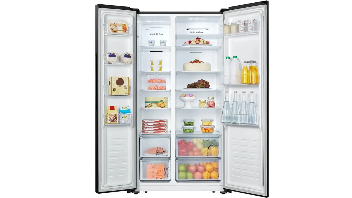 Die Kühl-Gefrierkombination Hisense RS677N4AFC steht vor einem weißen Hintergrund mit geöffneten Türen.
