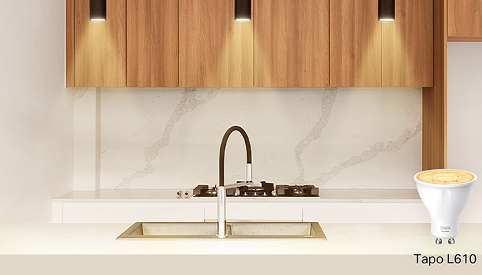 Moderne Küche mit Holzschränken, Spüle, Armatur und Kochfeld. Eine Tapo L610 Lampe steht auf der Arbeitsfläche.