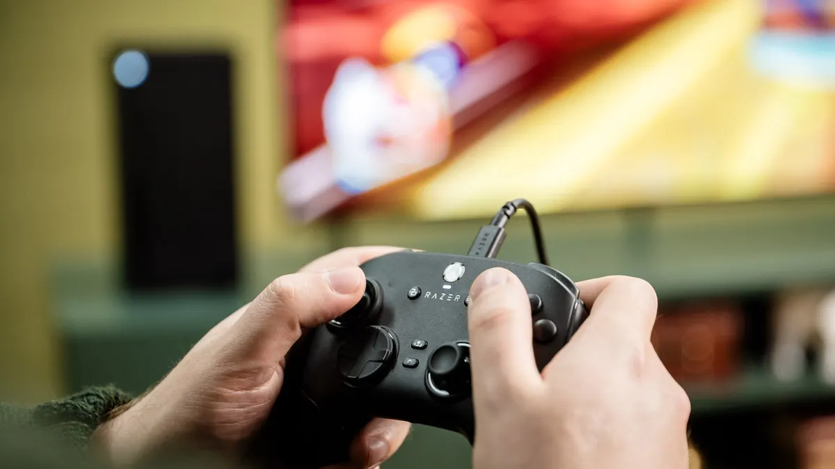 Andreas spielt mit dem Controller Razer Wolverine V3 Tournament Edition an der Xbox Series X.