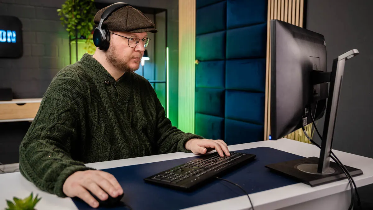 Andreas spielt am Computer ein Spiel mit einer Rubberdome-Tastatur.