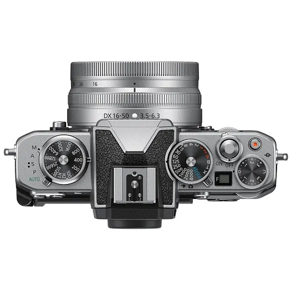 NIKON Z fc Kit Systemkamera mit Objektiv 16-50 mm, 7,5 cm Display Touchscreen, WLAN Draufsicht einer silbernen Kamera mit Objektiv. Die Kamera hat mehrere Einstellräder und Knöpfe zur manuellen Steuerung.