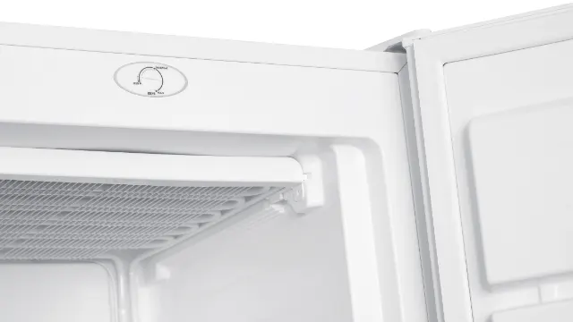 Dank des Inverter-Kompressors arbeitet der OFZ 431 D W besonders leise und energieeffizient. Im Gegensatz zu herkömmlichen Kompressoren passt er seine Leistung automatisch an den Kühlbedarf an. Das sorgt für eine konstante Temperatur, längere Frische deiner Lebensmittel und reduziert den Energieverbrauch. Gleichzeitig wird die Geräuschentwicklung minimiert und die Lebensdauer des Geräts verlängert.