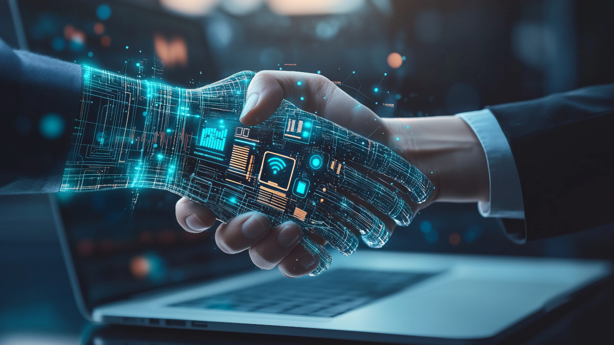 Ein digitaler Handschlag über einem Laptop. Eine Hand ist menschlich, die andere ist eine blaue, digitale Darstellung.