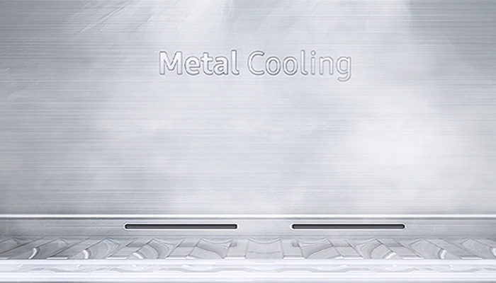 Metallische Oberfläche mit dem Text "Metal Cooling" und zwei schwarzen horizontalen Schlitzen über einem Regalboden.