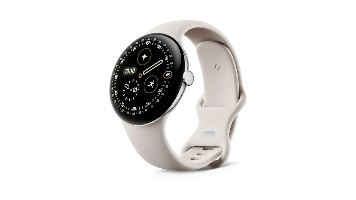 Die Pixel Watch 4 mit hellem Armband steht vor weißem Hintergrund.