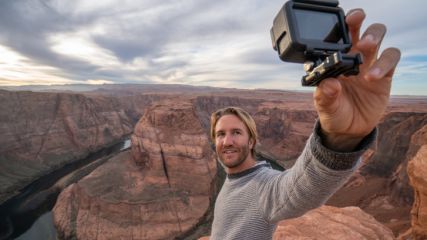 Ein Mann mit einer GoPro macht ein Selfie vor der Grand-Canyon-Schlucht.