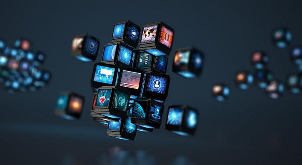 Würfel mit Bildschirmen, die verschiedene Symbole und Grafiken anzeigen, vor einem dunkelblauen Hintergrund.