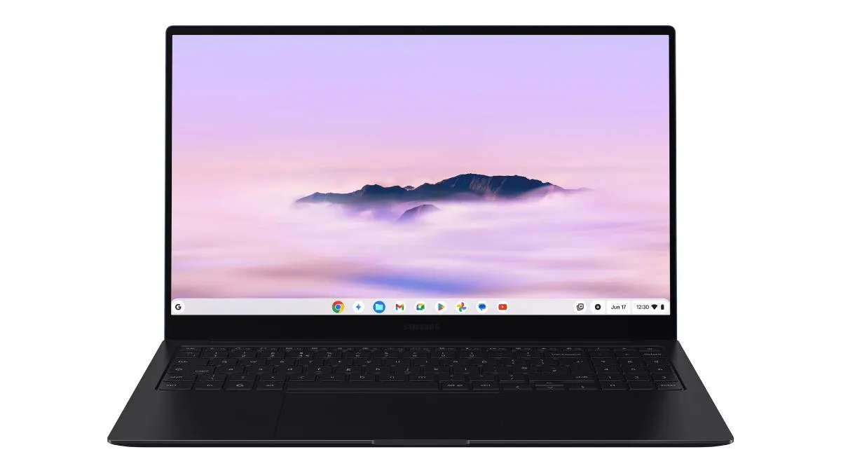 Das Chromebook Samsung Galaxy Chromebook Plus vor weißem Hintergrund.