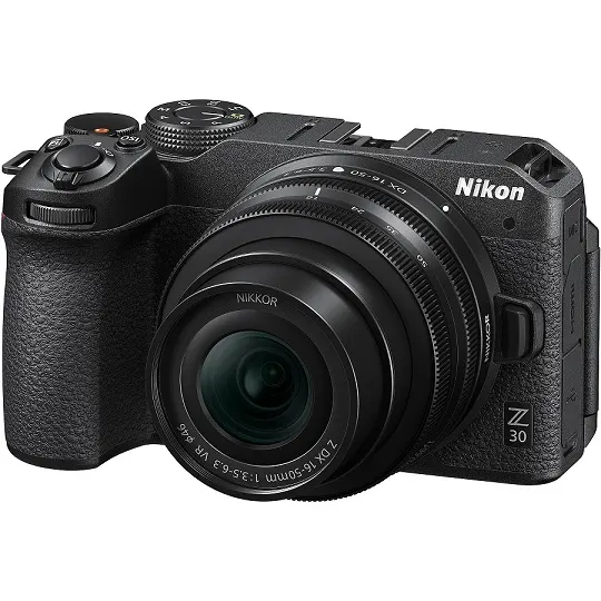 NIKON Nikon Z30 Kit Systemkamera mit Objektiv 16-50 mm, 7,5 cm Display Touchscreen, WLAN Eine schwarze Nikon Z 30 Kamera mit einem Nikkor Objektiv ist vor einem weißen Hintergrund zu sehen.