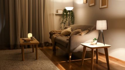 Wohnzimmer_mit_Couch_und_Lampen