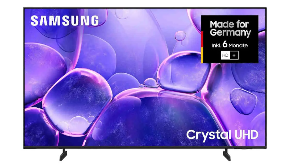 Der Samsung GU55U8079F auf weißem Hintergrund.