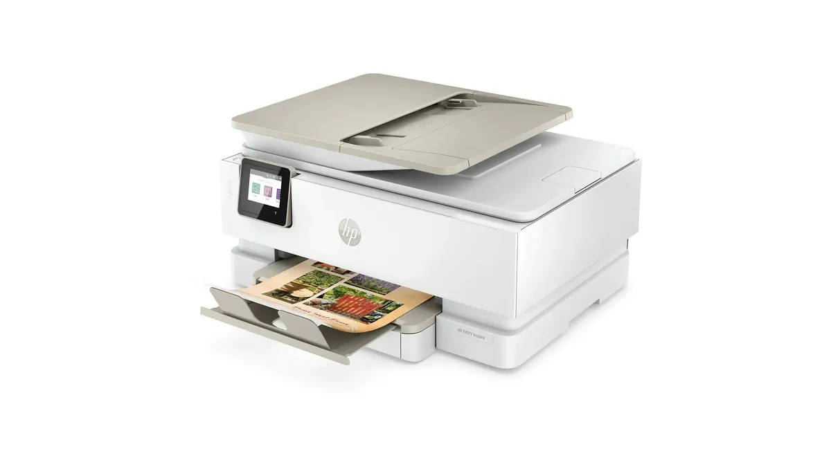 Ein weißer HP Drucker steht auf einem weißen Hintergrund mit einem Bildschirm und einem beige-farbigen Scannerdeckel.