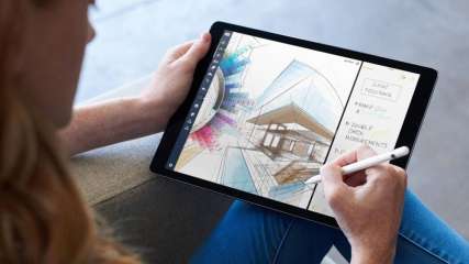 Eine Frau designt mit einem Apple Pencil auf einem iPad.