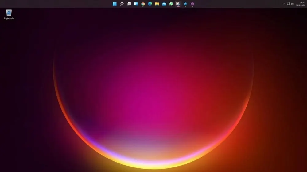 Die Taskleiste bei Windows 11 ist am oberen Rand des Bildschirms zu sehen.