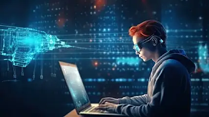 Eine Person mit Brille tippt auf einem Laptop vor einem blauen, digitalen Hintergrund mit abstrakten Formen.