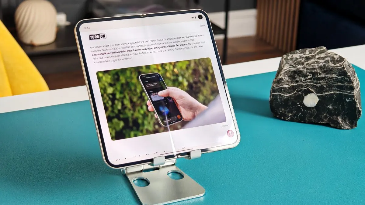Das Google Pixel Pro Fold steht geöffnet auf einem Ständer.
