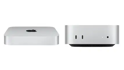 Zwei silberne Mac Mini Computer stehen auf einem weißen Hintergrund. Auf dem linken Gerät befindet sich ein schwarzes Apple-Logo.