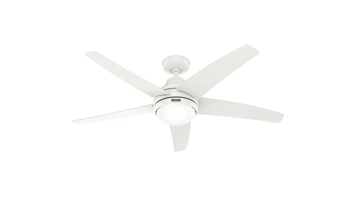 Der Deckenventilator Hunter Fans Bernard hängend vor weißem Hintergrund.