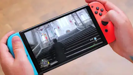 Nintendo Switch liegt in zwei Händen während ein Spiel gespielt wird.