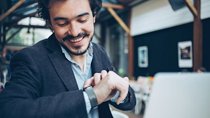 Mann mit Smartwatch