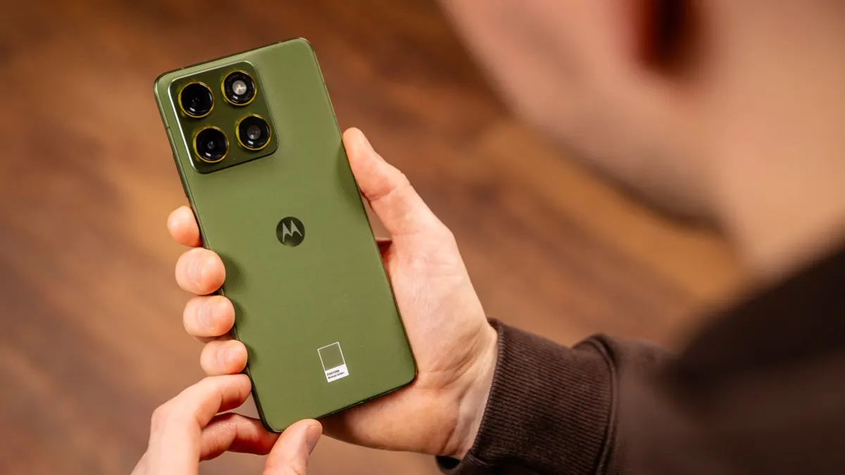 Niklas hält das Motorola Edge 70 in der Hand mit der Rückseite zum ihm gerichtet.