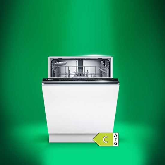 Bosch Geschirrspüler in Weiß vor grünem Hintergrund, mit sichtbarem Innenraum. Unten rechts ist das EU-Energielabel mit Effizienzklasse C zu sehen.