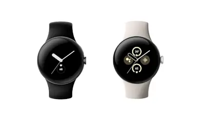 Zwei Smartwatches, eine mit schwarzem und eine mit weißem Armband, zeigen verschiedene Zifferblätter auf weißem Hintergrund.