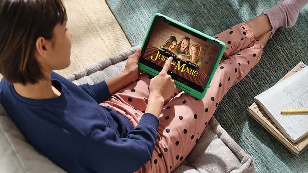 Eine Jugendliche bedient ein Amazon-Fire-HD-10-Kids-Pro-Tablet.