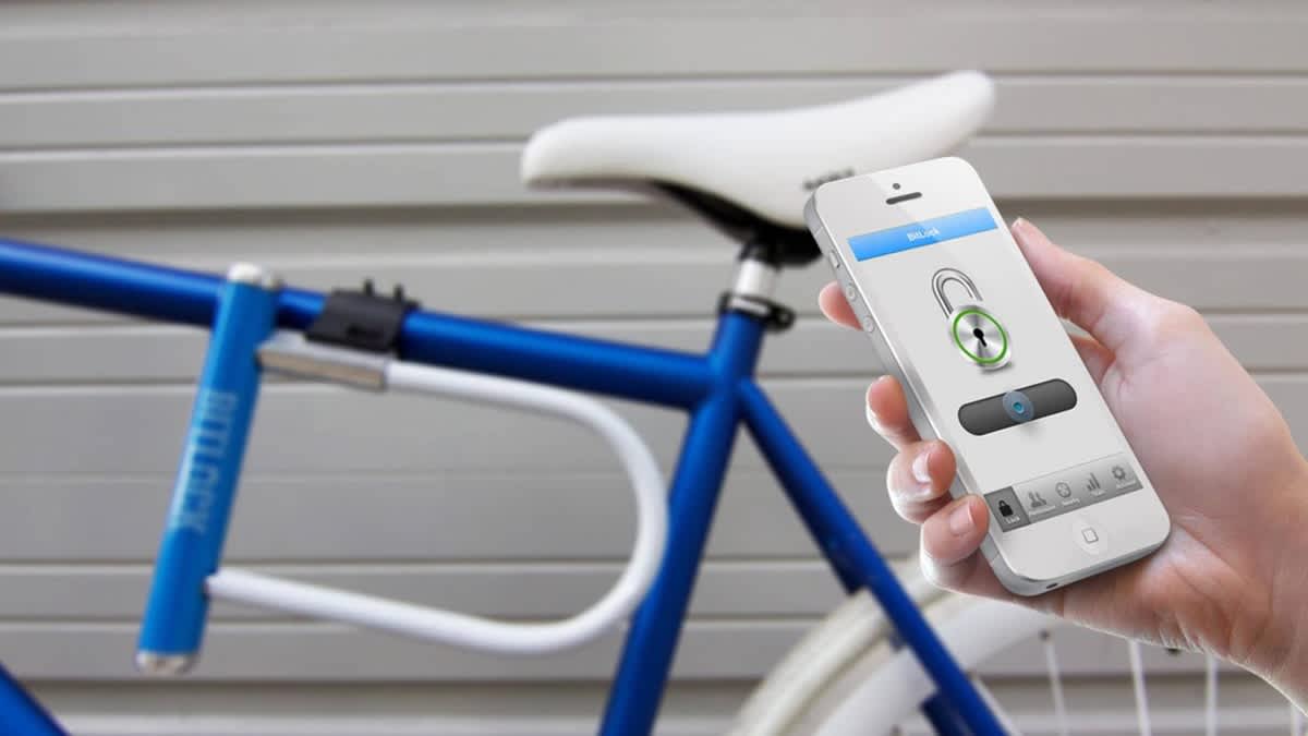 Eine Person entriegelt mit einem Smartphone das Fahrradschloss Bitlock.