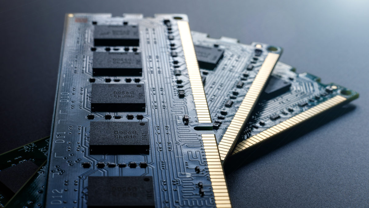 Nahaufnahme von drei RAM-Speicherriegeln.