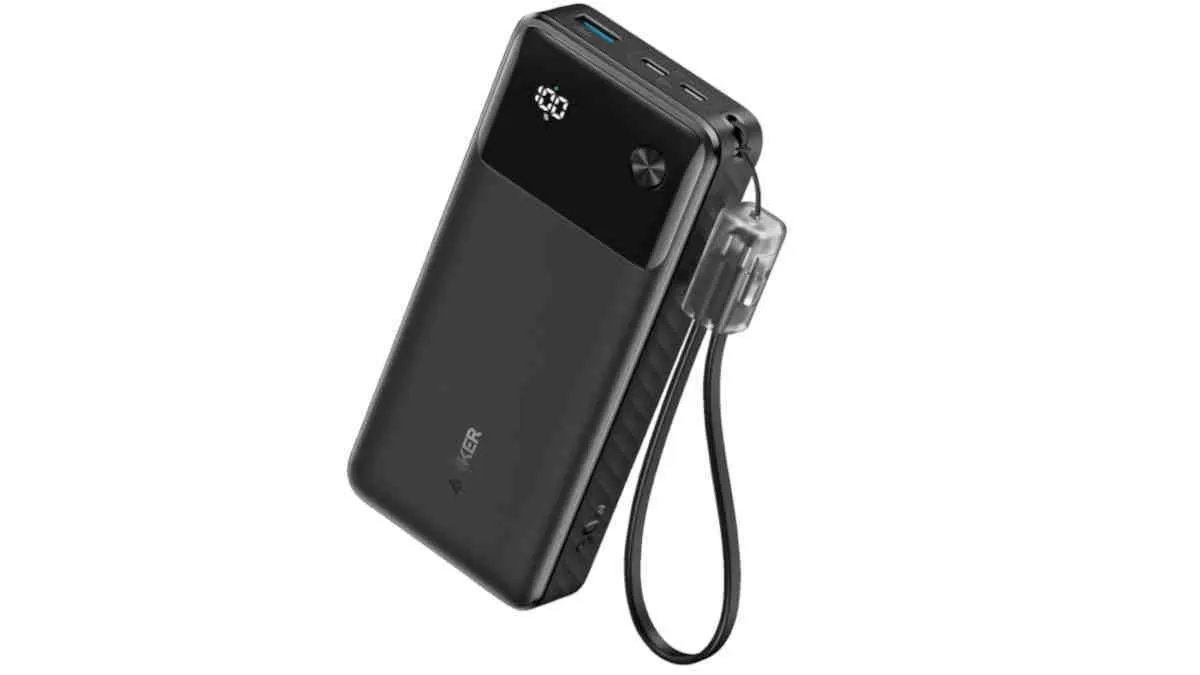 Die Anker-Powerbank 30W PD mit Trageschlaufe vor weißem Hintergrund.