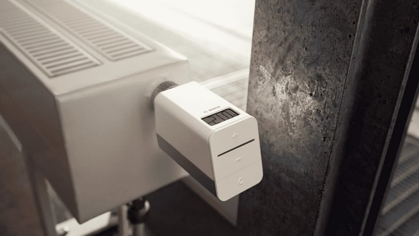 BOSCH Smart Home Heizkörperthermostat an einer Heizung montiert