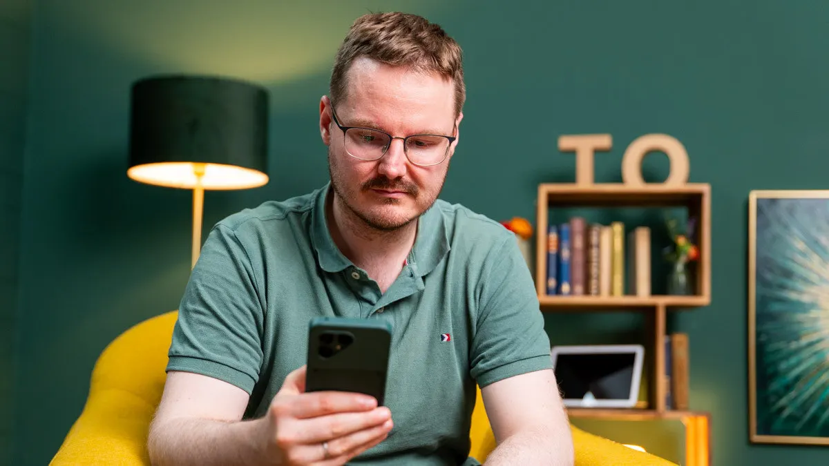 Michael schaut auf das Display des Fairphone 6.