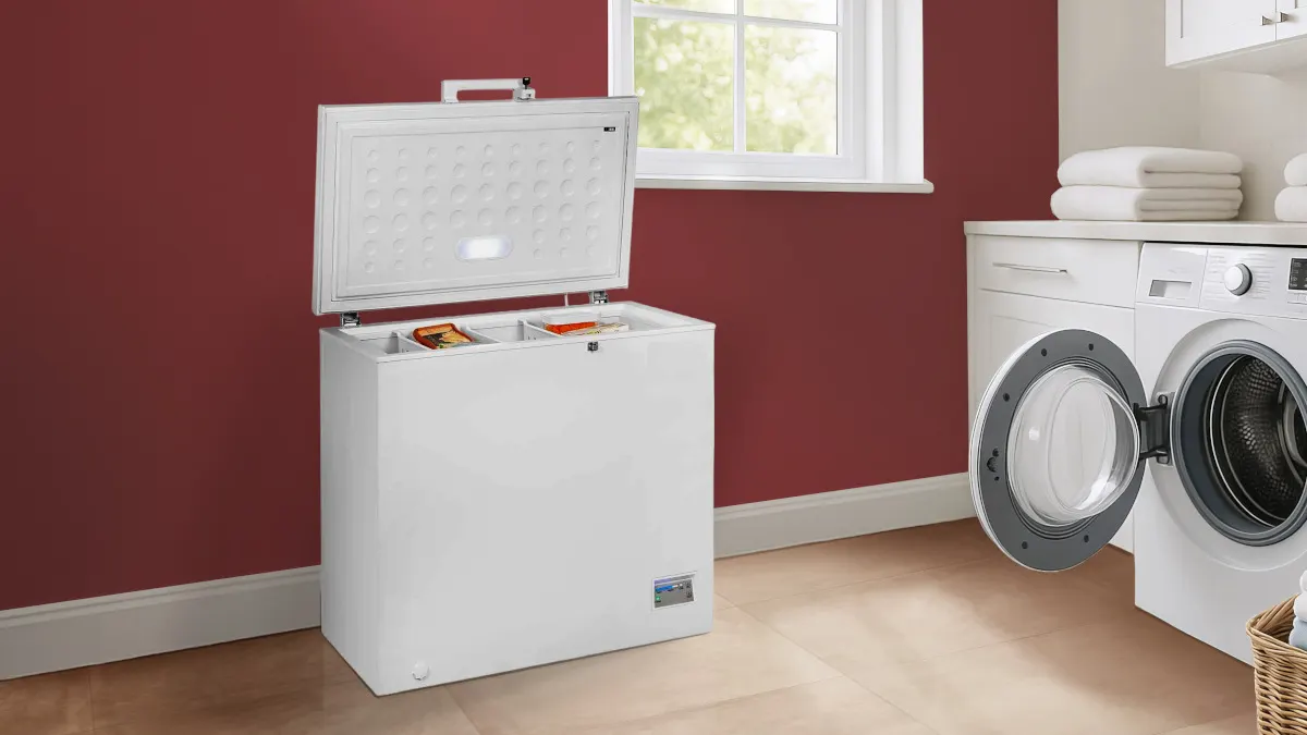 Die Gefriertruhe ok. OFZ 141 CW steht mit geöffnetem Deckel in einer Waschküche.