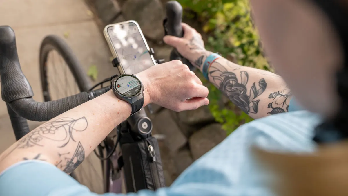 Franzi schaut sich die aktuelle Position auf den Karten der Huawei Watch GT 6 Pro und auf Google Maps auf dem Smartphone an.