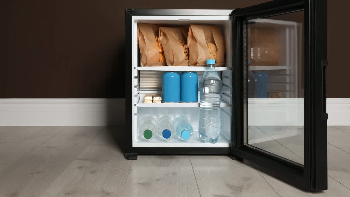 Ein offener Mini-Kühlschrank voller Essen und Getränke.